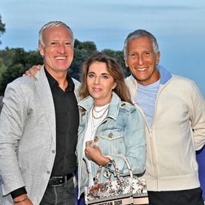 Didier Deschamps, sa femme, Claude et Nagui durant la soirée de clôture de la 1ere édition du festival Les Théâtrales d’Eze en plein air à l'oppidum du Col d'Eze avec la pièce "Brexit sentimental", le 8 août 2023. 
© Bruno Bebert / Bestimage