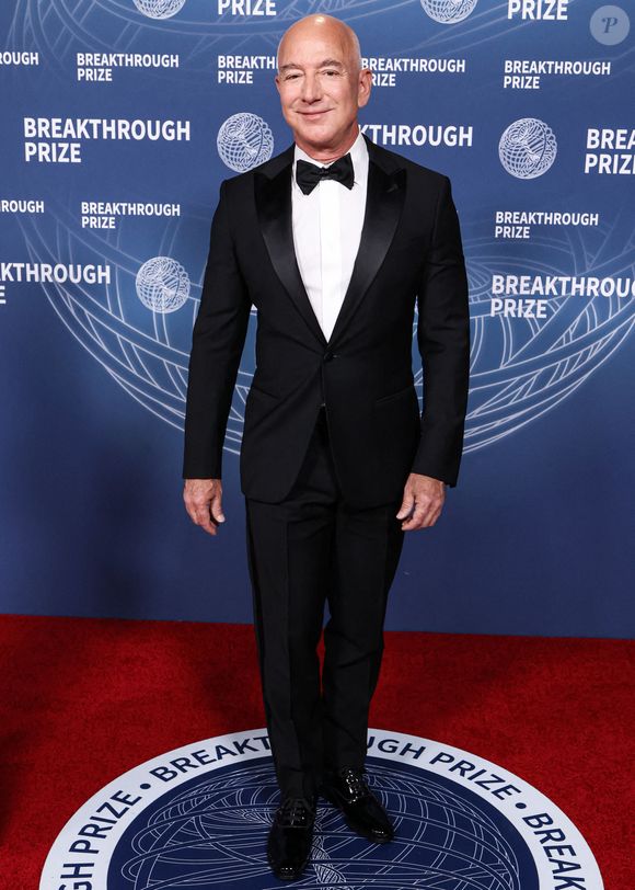 L'entrepreneur américain, magnat des affaires, fondateur et président exécutif d'Amazon Jeff Bezos arrive à la 11e cérémonie annuelle du Breakthrough Prize 2025 qui se tient au Barker Hangar le 5 avril 2025 à Santa Monica, Los Angeles, Californie, États-Unis. Photo par Xavier Collin/Image Press Agency/ABACAPRESS.COM