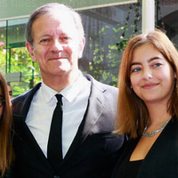 Francis Huster ému : il en dit plus sur le parcours brillant de ses filles Élisa et Toscane, dont la mère est Cristiana Reali