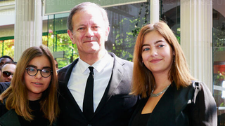 Francis Huster ému : il en dit plus sur le parcours brillant de ses filles Élisa et Toscane, dont la mère est Cristiana Reali