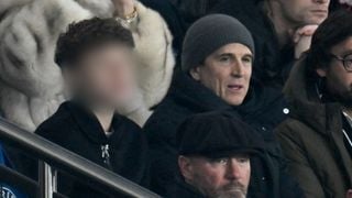 Toujours très proche de son fils, Guillaume Canet partage un moment privilégié avec lui au Parc des Princes
