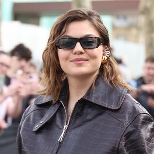 Louane assume pleinement ses émotions et refuse de les refouler malgré leur intensité.

Louane (Emera) aux arrivées au défilé Rabanne Collection Femme Prêt-à-Porter Automne/Hiver 2026-2027 lors de la Fashion Week de Paris (PFW) à l'Unesco, à Paris, France, le 5 mars 2026. © Denis Guignebourg/Bestimage