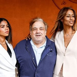 Didier Bourdon entre sa femme Marie-Sandra Badini Duran et sa fille Clélia au photocall du village lors des Internationaux de France de Tennis de Roland Garros 2026, à Paris, France, le 4 juin 2026. © Jacovides-Moreau/Bestimage