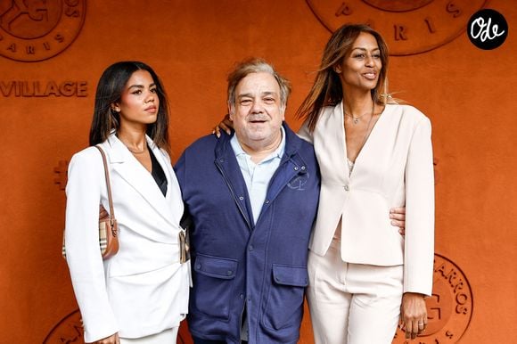 Didier Bourdon entre sa femme Marie-Sandra Badini Duran et sa fille Clélia au photocall du village lors des Internationaux de France de Tennis de Roland Garros 2026, à Paris, France, le 4 juin 2026. © Jacovides-Moreau/Bestimage