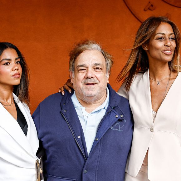 Didier Bourdon entre sa femme Marie-Sandra Badini Duran et sa fille Clélia au photocall du village lors des Internationaux de France de Tennis de Roland Garros 2026, à Paris, France, le 4 juin 2026. © Jacovides-Moreau/Bestimage