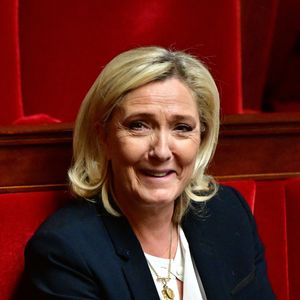 Marine Le Pen et ses soeurs ont récemment dû faire le deuil de leur père, Jean-Marie Le Pen. 

Marine Le Pen - Débat avant le vote d'une motion de censure contre l'article 49.3 du Premier ministre F.Bayrou, à l'Assemblée nationale à Paris. © Christian Liewig / Bestimage