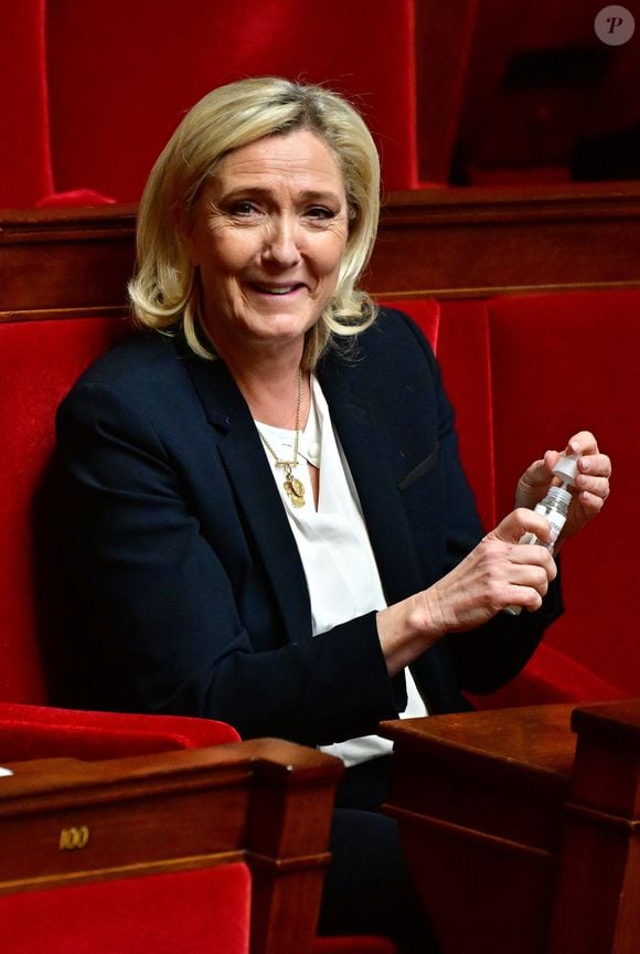 Marine Le Pen et ses soeurs ont récemment dû faire le deuil de leur père, Jean-Marie Le Pen. 

Marine Le Pen - Débat avant le vote d'une motion de censure contre l'article 49.3 du Premier ministre F.Bayrou, à l'Assemblée nationale à Paris. © Christian Liewig / Bestimage