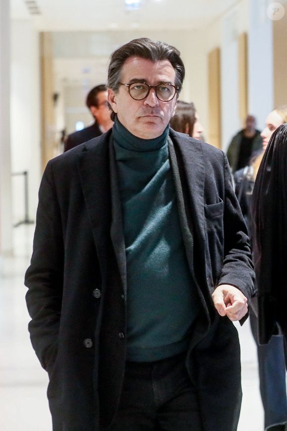 Le chef cuisinier Yannick Alléno arrive au tribunal - Mort d'Antoine Alléno (fils du chef cuisinier Yannick Alléno) en 2022 : Le chauffard (Francky D.) reconnu coupable d'homicide involontaire et condamné à 7 ans de prison assorties d'un mandat de dépôt différé, au tribunal correctionnel de Paris, France, le 28 novembre 2024. Franky D., 27 ans, était accusé d'avoir percuté Antoine Alléno, en mai 2022 à Paris. Sans permis, il était ivre au volant d'une puissante Audi volée. Il a été condamné pour homicide involontaire. © Christophe Clovis/Bestimage