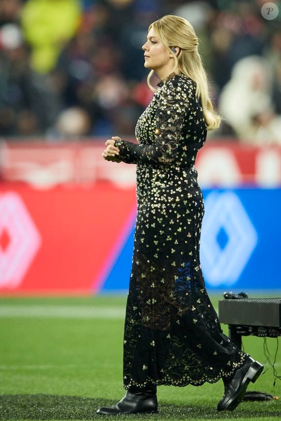 La chanteuse Louane (Louane Emera), représentante de la France au concours de l'Eurovision, interpréte pour la première fois son titre Maman, en hommage à sa mère décédée lorsqu'elle avait 17 ans, devant les 80 000 spectateurs, suspendue sur une plateforme, plusieurs mètres au-dessus de la pelouse et des musiciens, du Stade de France à la mi-temps du match du Tournoi des Six Nations opposant la France à l'Écosse, à Saint-Denis, Seine Saint-Denis, France, le 15 mars 2025. © Cyril Moreau/Bestimage