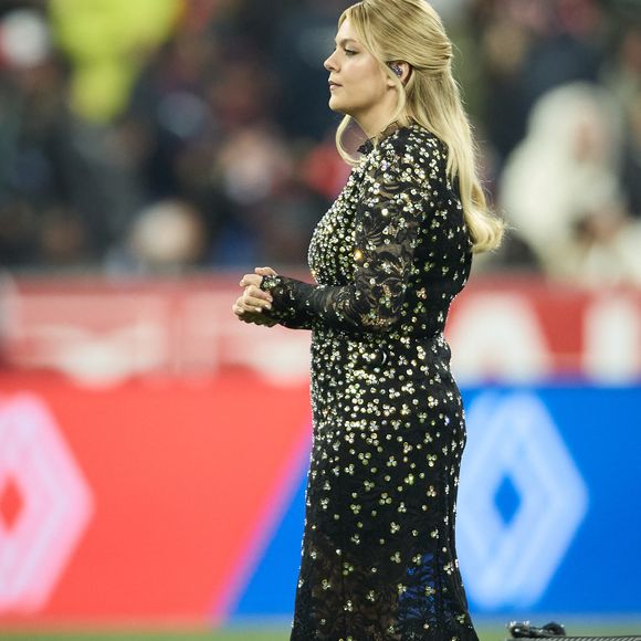 La chanteuse Louane (Louane Emera), représentante de la France au concours de l'Eurovision, interpréte pour la première fois son titre Maman, en hommage à sa mère décédée lorsqu'elle avait 17 ans, devant les 80 000 spectateurs, suspendue sur une plateforme, plusieurs mètres au-dessus de la pelouse et des musiciens, du Stade de France à la mi-temps du match du Tournoi des Six Nations opposant la France à l'Écosse, à Saint-Denis, Seine Saint-Denis, France, le 15 mars 2025. © Cyril Moreau/Bestimage