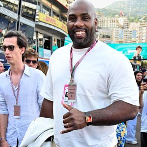 Un repos forcé qui tombe au plus mal, puisque Teddy Riner s'apprêtait à renfiler le kimono pour un événement très attendu.

Teddy Riner dans les paddocks du Formula 1 Louis Vuitton Grand Prix de Monaco 2026, à Monte Carlo, Monaco, le 6 juin 2026. © Bruno Bebert/Bestimage