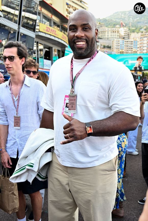 Un repos forcé qui tombe au plus mal, puisque Teddy Riner s'apprêtait à renfiler le kimono pour un événement très attendu.

Teddy Riner dans les paddocks du Formula 1 Louis Vuitton Grand Prix de Monaco 2026, à Monte Carlo, Monaco, le 6 juin 2026. © Bruno Bebert/Bestimage