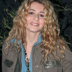 a fait ses premiers pas dans la chanson alors qu'elle n'avait que 13 ans.

La chanteuse française Julie Zenatti assiste à la soirée du joaillier Edouard Nahum au club 'VIP ROOM' à Paris, France, le 15 décembre 2005. Photo by Benoit Pinguet/ABACAPRESS.COM