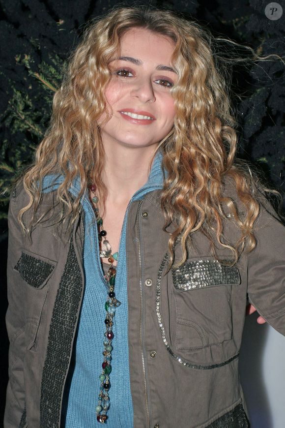 a fait ses premiers pas dans la chanson alors qu'elle n'avait que 13 ans.

La chanteuse française Julie Zenatti assiste à la soirée du joaillier Edouard Nahum au club 'VIP ROOM' à Paris, France, le 15 décembre 2005. Photo by Benoit Pinguet/ABACAPRESS.COM