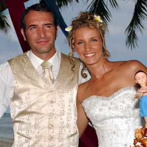 Archives - Aux Seychelles, Jean Dujardin et Alexandra Lamy  se marient dans la série "Un gars, une fille" le 2 décembre 2002.

© Bestimage
