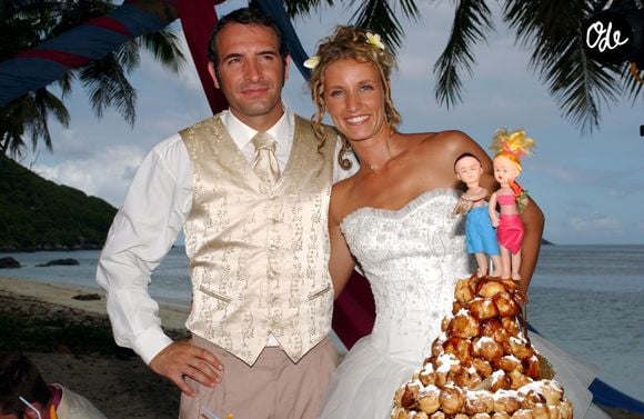 Archives - Aux Seychelles, Jean Dujardin et Alexandra Lamy  se marient dans la série "Un gars, une fille" le 2 décembre 2002.

© Bestimage
