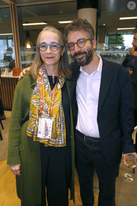 Stephane Sitbon-Gomez est le bras droit de Delphine Ernotte-Cunci, il est responsable des programmes et des antennes chez France Télévisions

Exclusif - Delphine Ernotte-Cunci (Présidente de France TV) et Stephane Sitbon-Gomez (N° 2 de France TV) - Déjeuner dans la loge de France TV lors des Internationaux de France de Tennis de Roland Garros 2024 - Jour 4 à Paris le 29 Mai 2024. 
© Bertrand Rindoff / Bestimage