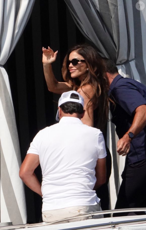 Jeff Bezos et sa fiancée Lauren Sanchez accostent devant le palace Aman à Venise, la veille de leur mariage (26 - 28 juin 2025), le 25 juin 2025. Tout juste débarqués de l'hélicoptère, le couple, dont le mariage a fait couler beaucoup d'encre, a rejoint le palace cinq étoiles, en prévision du grand jour. Backgrid UK/ Bestimage