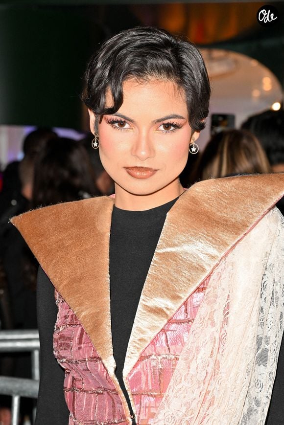 Le 14 juillet 2026, l'organisation de Miss Supranational a annoncé sur Instagram les résultats du défi Supra Influencer. 

Eve Gilles assiste au défilé Pierre Cardin lors de la Fashion Week de Paris, en France, le 10 mars 2026. Photo : Julien Reynaud/APS-Medias/ABACAPRESS.COM