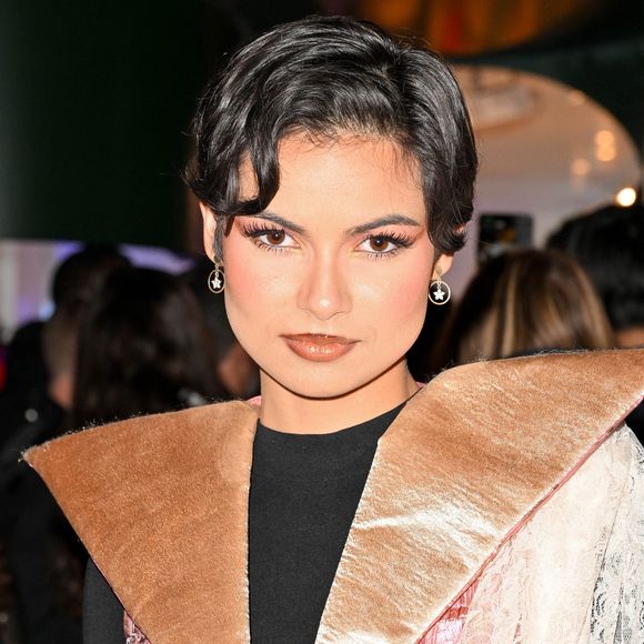 Le 14 juillet 2026, l'organisation de Miss Supranational a annoncé sur Instagram les résultats du défi Supra Influencer. 

Eve Gilles assiste au défilé Pierre Cardin lors de la Fashion Week de Paris, en France, le 10 mars 2026. Photo : Julien Reynaud/APS-Medias/ABACAPRESS.COM