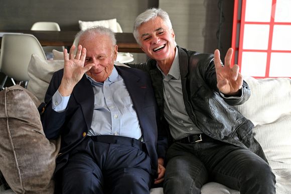 Exclusif - Prix Spécial - No web - Philippe Bouvard, journaliste français, écrivain, homme de radio et de télévision, à son domicile, en interview télé avec le journaliste producteur Cyril Viguier à Cannes, le 27 février 2025. 
Ces derniers secrets, il se confie a Cyril Viguier dans une emission diffusée dans le monde entier.

﻿A 95 ans, Philippe Bouvard a décidé de raccrocher et de prendre sa retraite !
Avant d’interrompre définitivement ses activités, l’animateur des « Grosses têtes », auteur de 69 livres et qui réside à maintenant à Cannes, raconte ses souvenirs à Cyril Viguier, au cours d’un Talk qui sera diffusée le 3 et 6 mai première émission et le 10 et 13 mai deuxième émission  sur TV5 Monde et sur RTL, une radio dont il fut, durant plusieurs décennies, l’animateur fétiche.

De René Cotty au Général de Gaulle, de Mitterrand à Sarkozy en passant par Giscard, qu’il soupçonne de « lui avoir coller un contrôle fiscal ! », Bouvard dévoile ses derniers secrets et raconte ses rencontres savoureuses avec tous les Présidents.

D’une République à l’autre, il raconte aussi à Cyril Viguier ses anecdotes drôles et inédites, souvent caustiques, parfois rugueuses, avec les grandes Icônes Françaises: Bardot, Delon, Aznavour etc…

© Bruno Bebert/Bestimage