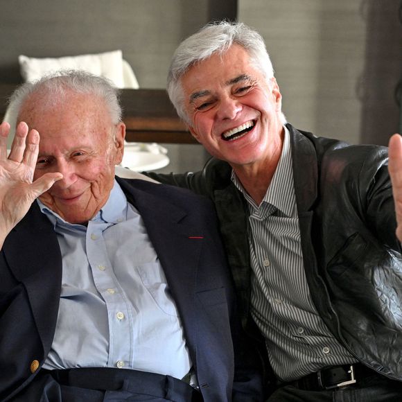 Exclusif - Prix Spécial - No web - Philippe Bouvard, journaliste français, écrivain, homme de radio et de télévision, à son domicile, en interview télé avec le journaliste producteur Cyril Viguier à Cannes, le 27 février 2025. 
Ces derniers secrets, il se confie a Cyril Viguier dans une emission diffusée dans le monde entier.

﻿A 95 ans, Philippe Bouvard a décidé de raccrocher et de prendre sa retraite !
Avant d’interrompre définitivement ses activités, l’animateur des « Grosses têtes », auteur de 69 livres et qui réside à maintenant à Cannes, raconte ses souvenirs à Cyril Viguier, au cours d’un Talk qui sera diffusée le 3 et 6 mai première émission et le 10 et 13 mai deuxième émission  sur TV5 Monde et sur RTL, une radio dont il fut, durant plusieurs décennies, l’animateur fétiche.

De René Cotty au Général de Gaulle, de Mitterrand à Sarkozy en passant par Giscard, qu’il soupçonne de « lui avoir coller un contrôle fiscal ! », Bouvard dévoile ses derniers secrets et raconte ses rencontres savoureuses avec tous les Présidents.

D’une République à l’autre, il raconte aussi à Cyril Viguier ses anecdotes drôles et inédites, souvent caustiques, parfois rugueuses, avec les grandes Icônes Françaises: Bardot, Delon, Aznavour etc…

© Bruno Bebert/Bestimage