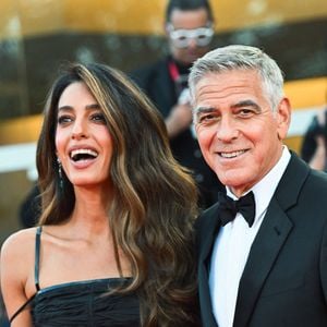 Après les incendies qui ont touché le Var cet été, George Clooney et Amal avaient promis à la commune de Brignoles d'aider financièrement à la reconstruction des lieux.

Venise, 83e Venice International Film Festival 2026 - Jour 1 - Soirée d'ouverture sur le tapis rouge - En photo : George Clooney et sa femme Amal 

© Manuele Mangiarotti/IPA via ZUMA Press / Bestimages