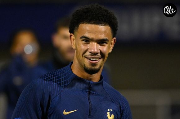 L'équipe de France a pris ses quartiers à l'hôtel Four Seasons, où deux étages lui sont entièrement réservés.

Warren ZAIRE EMERY à l'entraînement au Centre national du football (CNF) de Clairefontaine-en-Yvelines, en France, le 14 novembre 2023.

© Federico Pestellini/Panoramic/Bestimage