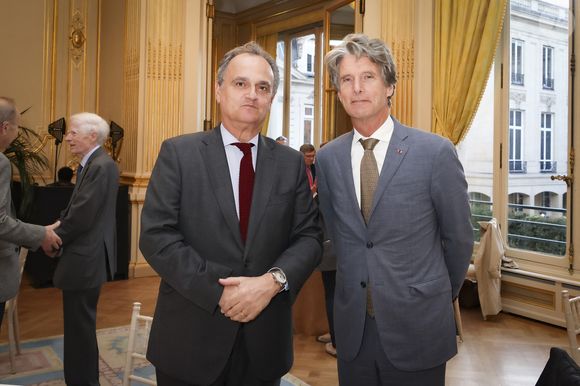 SEM Francisco Ribeiro de Menezes, SEM Jan Versteeg - Les salons du Cercle Interallié ont fait salle comble ce mardi, réunissant de nombreuses personnalités autour de Maud Bregeon, qui s'est récemment vu confier, en plus du porte-parolat du Gouvernement, le ministère de l'Energie, un portefeuille hautement stratégique, en particulier dans le contexte de crise qui embrase le Moyen-Orient.
© Jack Tribeca / Bestimage