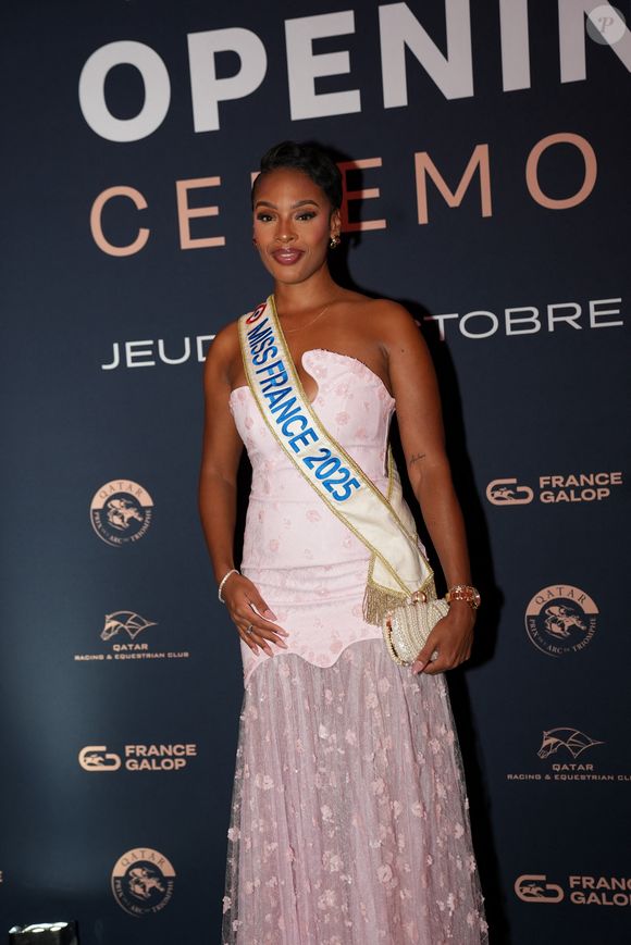 Angélique Angarni-Filopon, miss France 2025 lors de la cérémonie d'ouverture du Qatar Prix de l'Arc de Triomphe au Pré Catelan le 2 octobre 2025.
© Anne-Sophie Guebey / Bestimage