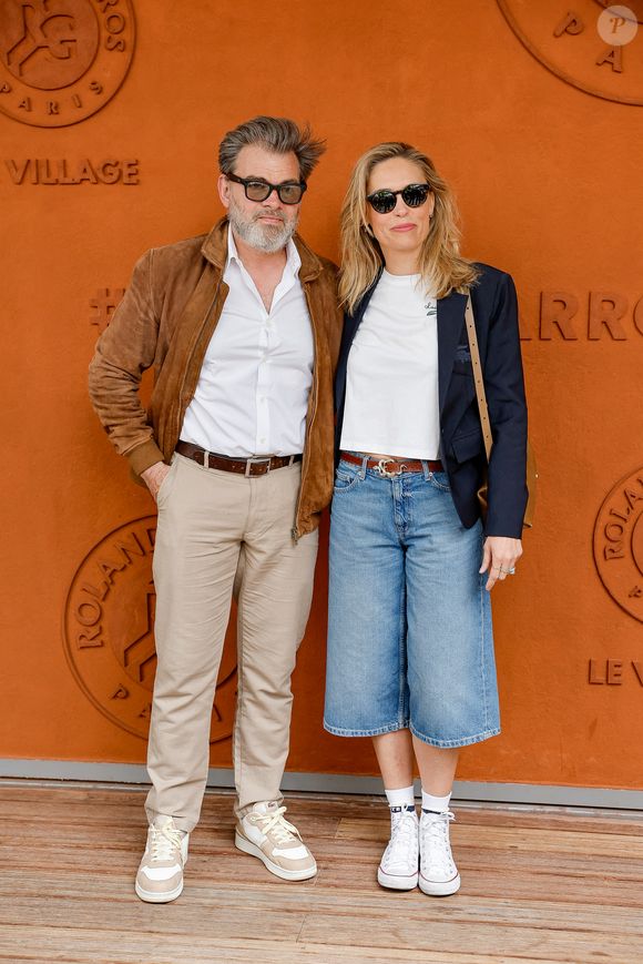 Clovis Cornillac et sa femme Lilou Fogli au village lors des Internationaux de France de Tennis de Roland Garros 2025, à Paris, France, le 8 juin 2025. © Cyril Moreau/Bestimage