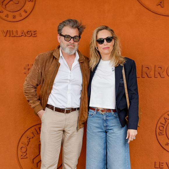 Clovis Cornillac et sa femme Lilou Fogli au village lors des Internationaux de France de Tennis de Roland Garros 2025, à Paris, France, le 8 juin 2025. © Cyril Moreau/Bestimage