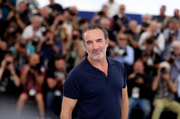 Jean Dujardin au photocall du film "Novembre" lors du 75ème Festival International du Film de Cannes, France, le 23 mai 2022. © Dominique Jacovides/Bestimage