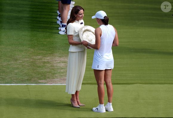 La princesse de Galles offre le Venus Rosewater Dish à Iga Swiatek, après sa victoire sur Amanda Anisimova en finale du simple dames le treizième jour des championnats de Wimbledon 2025 au All England Lawn Tennis and Croquet Club, Londres, Royaume-Uni, le 12 juillet 2025. Photo de Ben Whitley/PA Wire/ABACAPRESS.COM