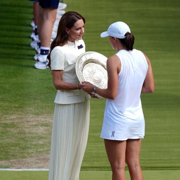 La princesse de Galles offre le Venus Rosewater Dish à Iga Swiatek, après sa victoire sur Amanda Anisimova en finale du simple dames le treizième jour des championnats de Wimbledon 2025 au All England Lawn Tennis and Croquet Club, Londres, Royaume-Uni, le 12 juillet 2025. Photo de Ben Whitley/PA Wire/ABACAPRESS.COM