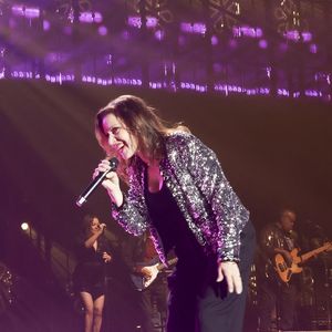 Il s'agit de Tina Arena

Exclusif - Tina Arena lors du concert Stars 80 vs Stars 90 au stade Decathlon Arena à Lille le 6 juin 2025. Ce concert a été diffusé en direct sur M6 le 7 juin 2025.

© Jack Tribeca / Bestimage