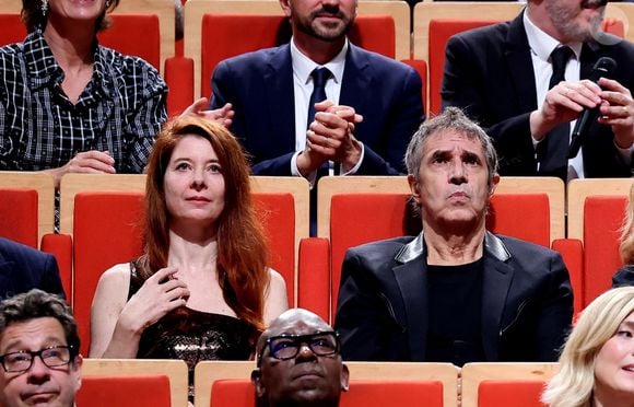 Dans le magazine, l'interprète de "Femmes, je vous aime", qui a fêté ses 77 ans le 4 octobre 2024, n'élude pas la différence d'âge entre lui et sa compagne, âgée de 48 ans. 

Julien Clerc et sa compagne Hélène Grémillon pendant la cérémonie de remise du prix lumière à I. Huppert lors de la 16ème édition du Festival Lumière à l'Amphithéâtre - Centre de Congrès à Lyon, France, le 18 octobre 2024. © Dominique Jacovides/Bestimage