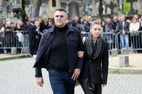 Arnaud Ducret et sa femme Claire Francisci aux arrivées des obsèques d'Emilie Dequenne au cimetière Père Lachaise à Paris, France, le 26 mars 2025. © Cyril Moreau/Bestimage