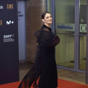Invitée de Sept à huit sur TF1 le 11 octobre, elle est revenue sur la première montée des marches à Canne sde son fils Marcel : "Je suis une maman très protectrice et c’est un monde de jugement, je n’ai pas envie qu’on juge mon fils".

Marion Cotillard à la présentation du film "7h40 ce matin là" au 74ème Festival du Film de Saint-Sébastien (San Sebastian) SSIFF le 24 septembre 2026. 
Action Press / Bestimage