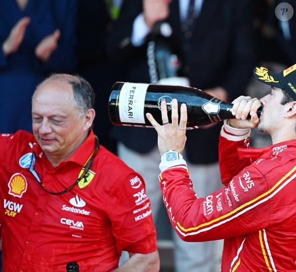 Frédéric Vasseur, Team Principal et General Manager, Scuderia Ferrari, et Charles Leclerc, Scuderia Ferrari, 1ère position, sur le podium avec Champagne