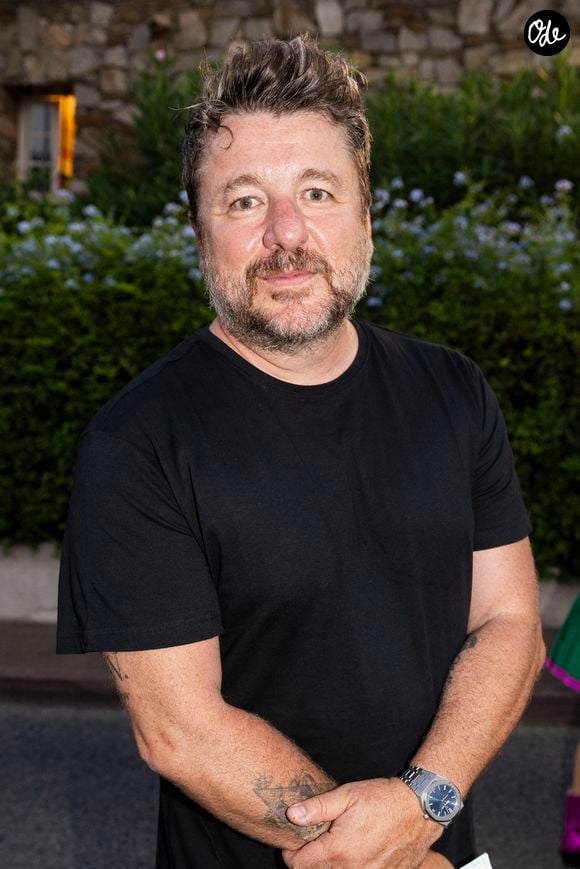Sa disparition a suscité une vague d'émotion parmi les personnalités du petit écran et les téléspectateurs.

Exclusif - Bruno Guillon - Représentation de la pièce "Brexit sentimental" au théâtre de Verdure lors du Festival de Ramatuelle. Le 2 août 2023. Photo par Cyril Bruneau / Festival de Ramatuelle / Bestimage