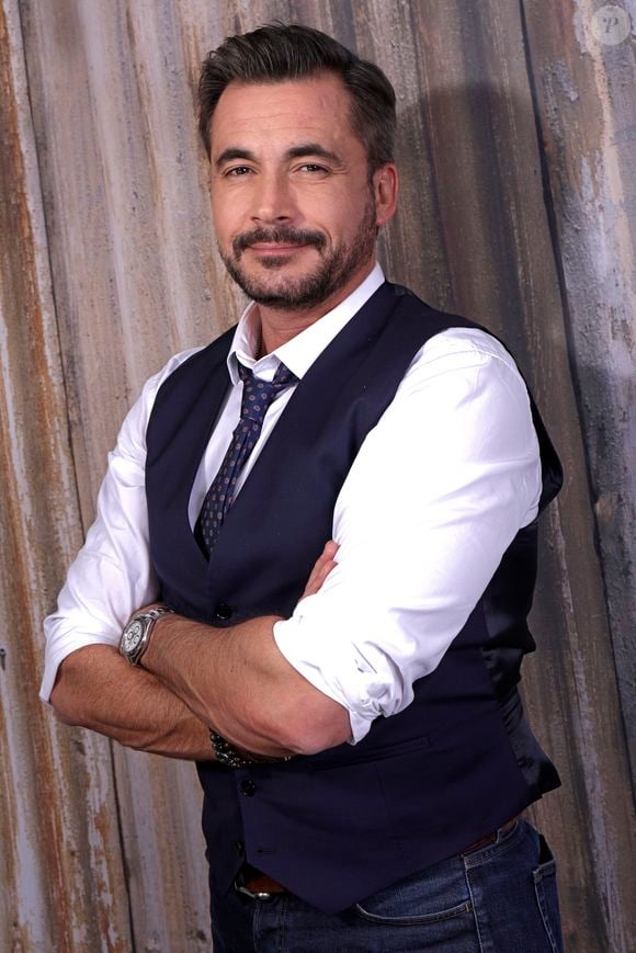 Diffusée samedi 16 mai juste avant l’Eurovision, la bande-annonce marque un véritable tournant pour le jeu culte de France 2, désormais porté par celui qui succède à Olivier Minne après plus de vingt ans de présentation. 

Portrait de Olivier Minne @CEDRIC PERRIN / BESTIMAGE