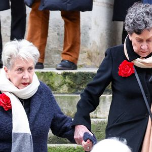 Françoise Laborde et Geneviève Laborde, les soeurs de C.Laborde - Sortie des obsèques de Catherine Laborde en l’église Saint-Roch à Paris, le 6 février 2025. Décédée le 28 janvier 2025 à l'âge de 73 ans, l'ancienne présentatrice météo de TF1 (1988 - 2017) était atteinte de la maladie neurodégénérative à corps de Lewy. 
© Jacovides - Moreau / Bestimage