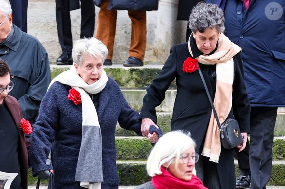 Françoise Laborde et Geneviève Laborde, les soeurs de C.Laborde - Sortie des obsèques de Catherine Laborde en l’église Saint-Roch à Paris, le 6 février 2025. Décédée le 28 janvier 2025 à l'âge de 73 ans, l'ancienne présentatrice météo de TF1 (1988 - 2017) était atteinte de la maladie neurodégénérative à corps de Lewy. 
© Jacovides - Moreau / Bestimage