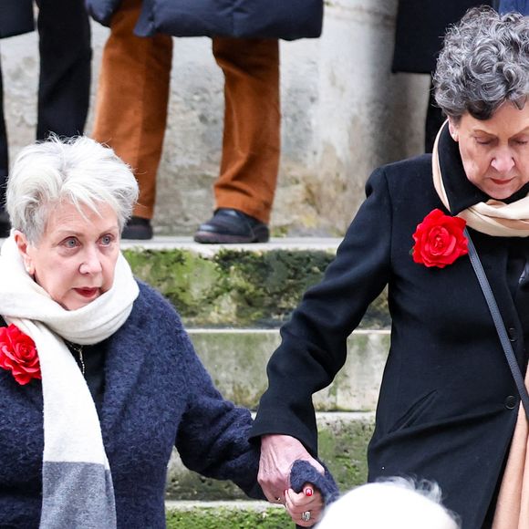 Françoise Laborde et Geneviève Laborde, les soeurs de C.Laborde - Sortie des obsèques de Catherine Laborde en l’église Saint-Roch à Paris, le 6 février 2025. Décédée le 28 janvier 2025 à l'âge de 73 ans, l'ancienne présentatrice météo de TF1 (1988 - 2017) était atteinte de la maladie neurodégénérative à corps de Lewy. 
© Jacovides - Moreau / Bestimage