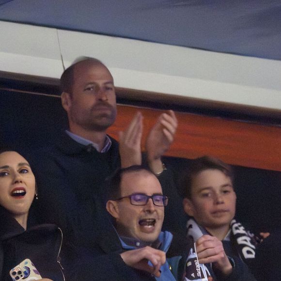 Le mari de Kate Middleton était présent lors du match Aston Villa - PSG avec son fils, le prince George.

Le prince William, prince de Galles, et le prince George de Galles, dans les tribunes du match de quart de finale retour de Ligue Des Champions 2024-2025 (LDC) "Aston Villa - PSG (3-2)" au stade Villa Park.
©Richard Callis/PsnewZ/Bestimage