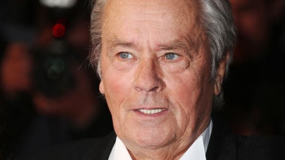 Douchy rend hommage à Alain Delon, un an après : une cérémonie sobre sans ses trois enfants mais marquée par un imprévu