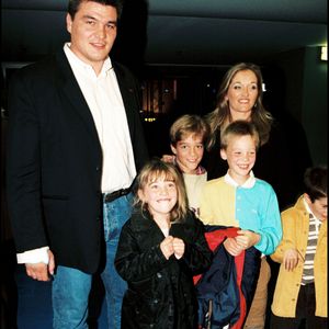David Douillet et son ex-femme Valérie, avec leurs trois enfants au salon Mondial de l'Automobile à Paris, le 24 septembre 1998. Crédit Borde-Macault-Guirec / Bestimage