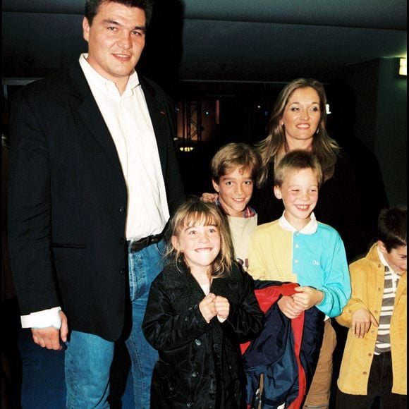 David Douillet et son ex-femme Valérie, avec leurs trois enfants au salon Mondial de l'Automobile à Paris, le 24 septembre 1998. Crédit Borde-Macault-Guirec / Bestimage