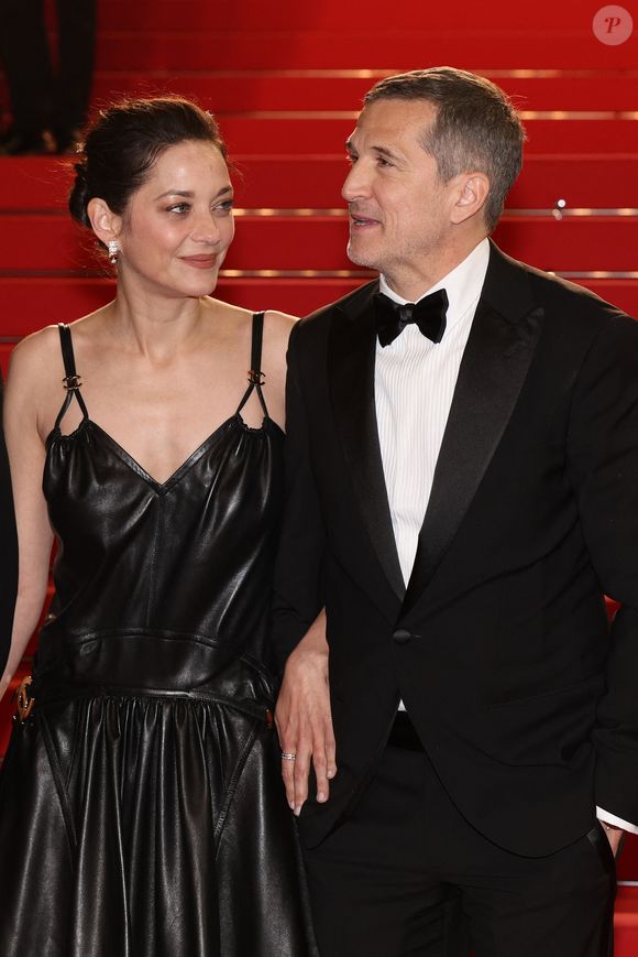 Malgré leur séparation, les deux artistes ont affiché une grande complicité lors de leur montée des marches.

Marion Cotillard et Guillaume Canet - Descente des marches du film " Karma " lors du 79ème Festival International du Film de Cannes. © Jacovides-Moreau / Bestimage